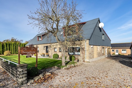 Exterior. Apartment "Whg 2 - Vacation on a Country Estate" with Sea View, Shared Garden, and Wi-Fi