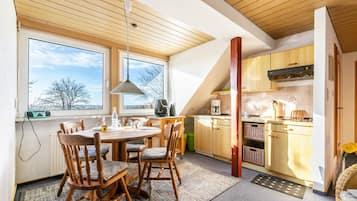 Kühlschrank, Ofen, Herdplatte, Wasserkocher mit Kaffee-/Teezubehör