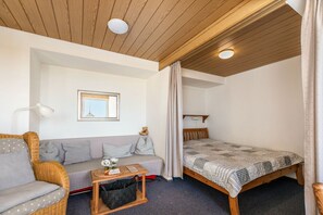 2 bedrooms, free WiFi, bed sheets - Apartment "Whg 1 - Ferien auf einem Resthof" with Shared Garden & Wi-Fi (Schönhagen)