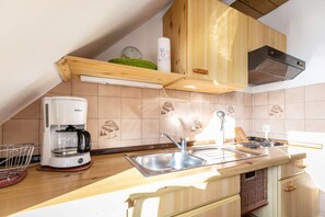 Frigorífic, forn, placa de cuina i cafetera i tetera 