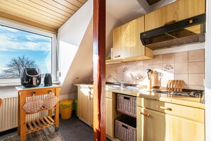 Frigorífic, forn, placa de cuina i cafetera i tetera 