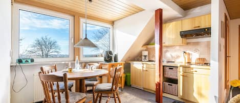 Fridge, oven, stovetop, coffee/tea maker