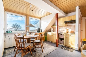 Fridge, oven, stovetop, coffee/tea maker - Apartment "Whg 1 - Ferien auf einem Resthof" with Shared Garden & Wi-Fi (Schönhagen)