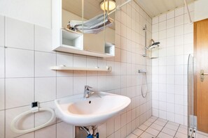 Regadera, secadora de cabello, toallas 