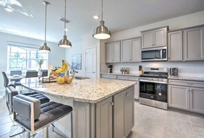 冰箱、微波炉、烤箱、炉灶