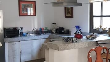 Villa familiar | Cocina privada | Microondas, licuadora, utensilios de cocina y comedor