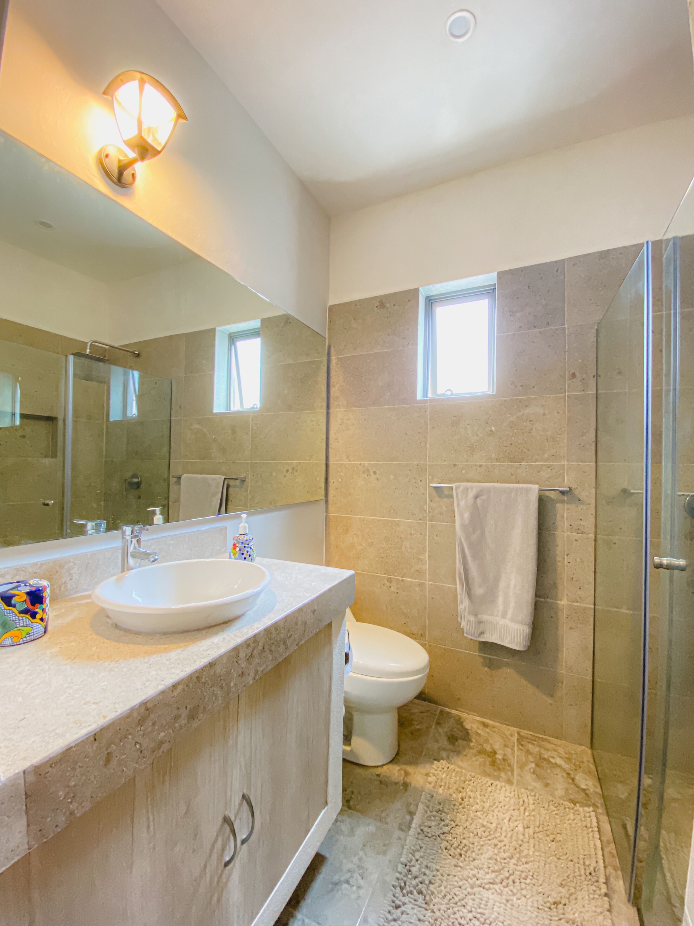 Villa | Badezimmer | Dusche, Regendusche, Haartrockner, Handtücher