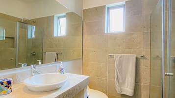 Villa | Badezimmer | Dusche, Regendusche, Haartrockner, Handtücher