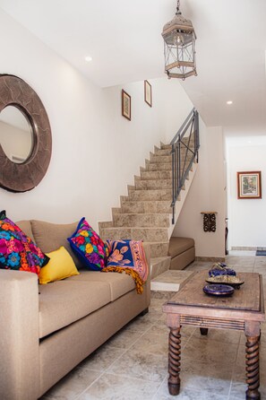 42-inch flat-screen TV with cable channels, TV, pay movies - BELLAS VILLAS VILLA AMOR HERMOSA CASA y ACCECIBLE PRECIO (San Miguel de Allende)