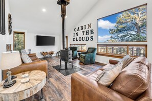 Smart TV, chimenea, tenis de mesa y libros