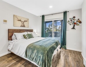 3 bedrooms, iron/ironing board, travel cot, free WiFi - A Cabin in the Clouds: Peaceful Mountain Retreat w/ Hot Tub & Spectacular Views! (Golden)