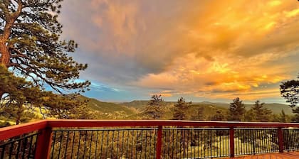 A Cabin in the Clouds: Peaceful Mountain Retreat w/ Hot Tub & Spectacular Views!