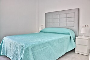 1 dormitorio, tabla de planchar con plancha, ropa de cama