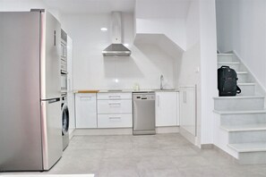 Frigorífico, microondas, horno y placa de cocina