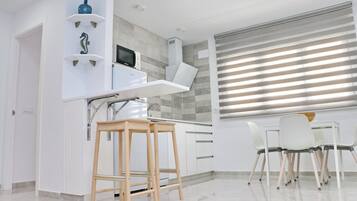 Refrigerador, microondas, lavavajillas y tostadora