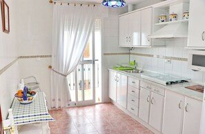 Kjøleskap, mikrobølgeovn, kaffetrakter/tekoker og kjøkkenutstyr