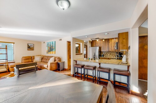 Riverfront, ground-floor condo with fireplace & fishing access - near Riverwalk