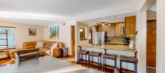 Riverfront, ground-floor condo with fireplace & fishing access - near Riverwalk