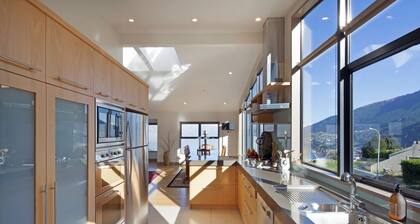 London Retreat - 8 beds, 6+ baths, 16 guests, 5 stars.