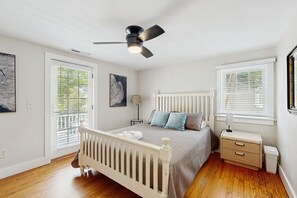 5 bedrooms, iron/ironing board, Internet, bed sheets