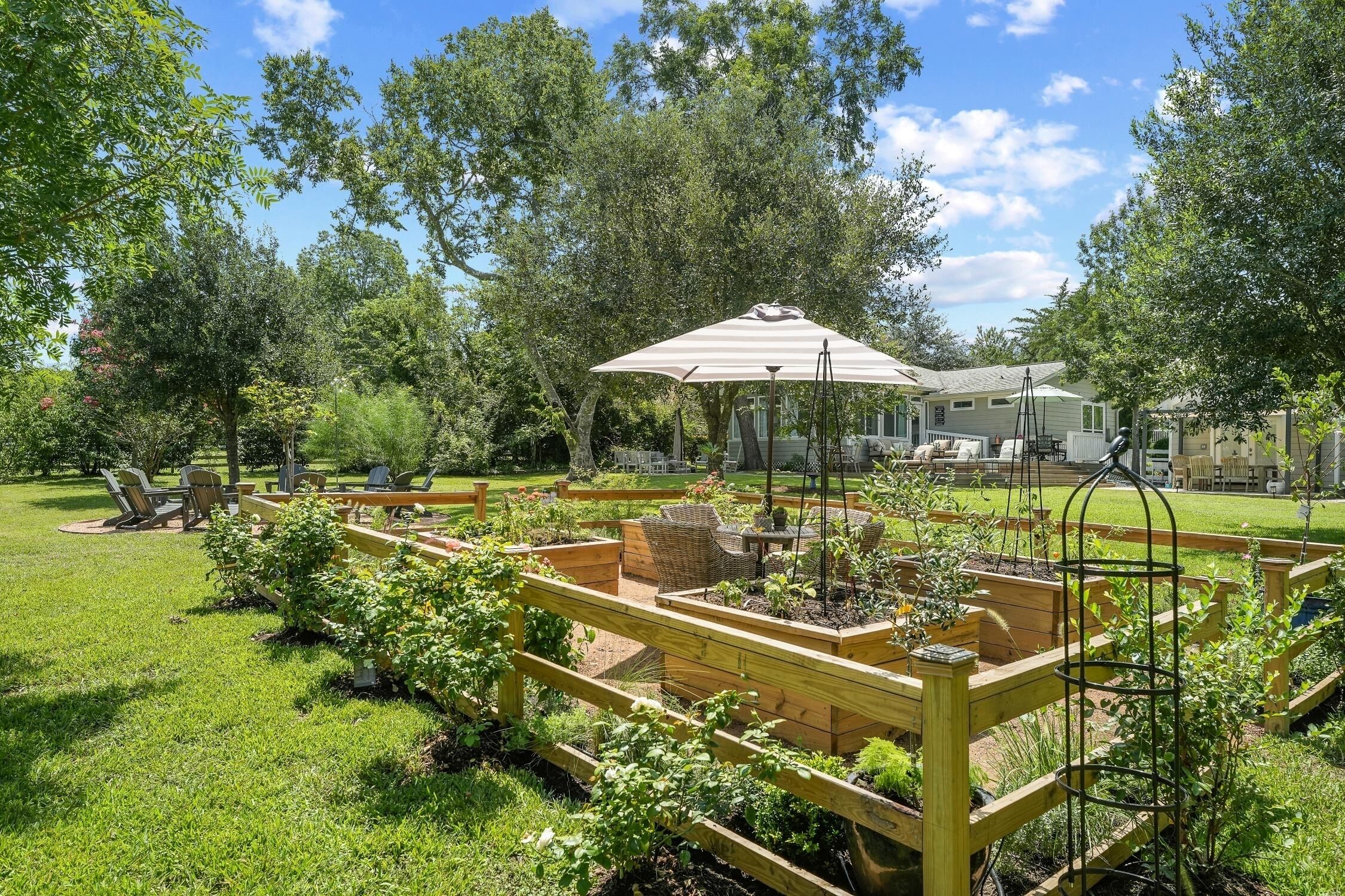 Charming Cottage on Acreage Lot, Short Walk to Historic Town, Shops, & Wine Bars