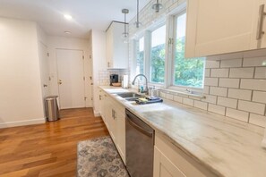 Fridge, microwave, oven, stovetop - Stunning Ranch in the woods! (Berrien Springs)