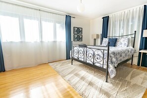 3 Schlafzimmer, Schreibtisch, Bügeleisen/Bügelbrett, WLAN