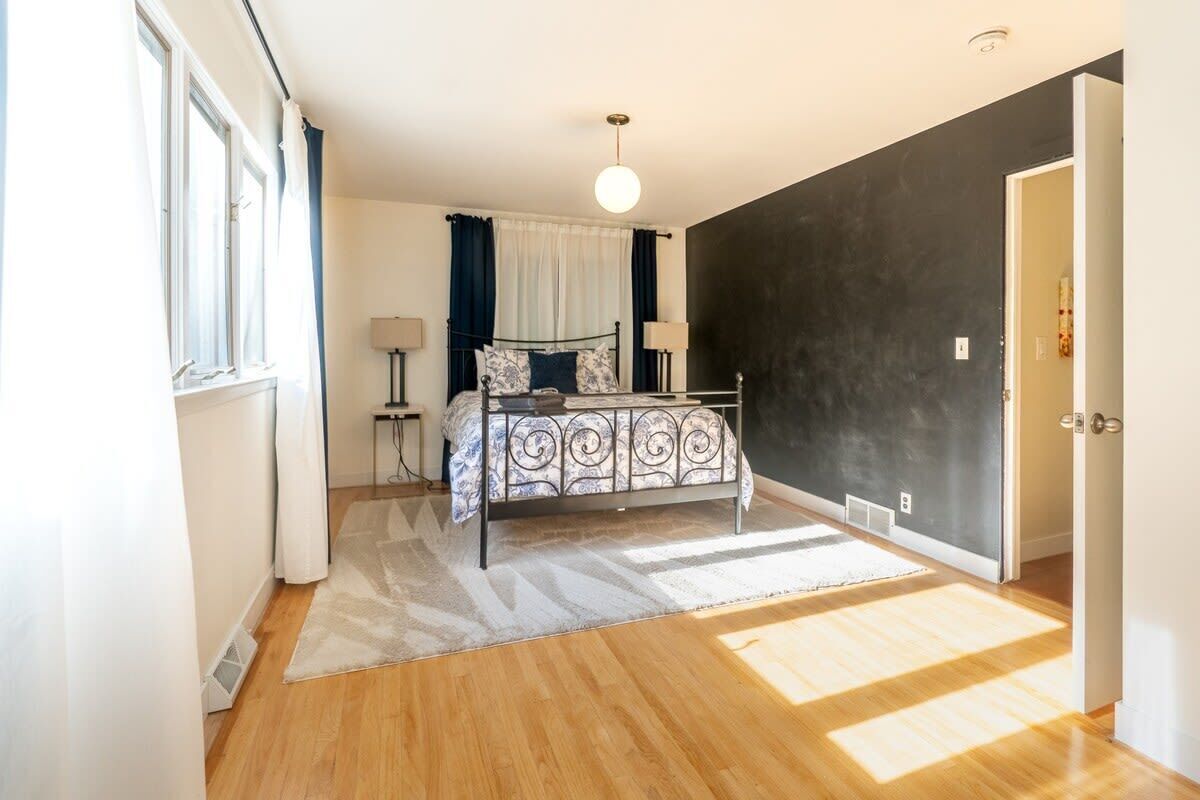 3 slaapkamers, een bureau, een strijkplank/strijkijzer, wifi