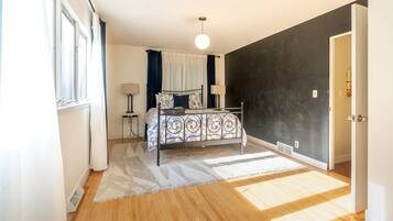 3 slaapkamers, een bureau, een strijkplank/strijkijzer, wifi