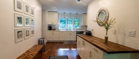 Kylskåp, mikrovågsugn, ugn och spishäll