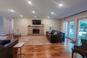 TV, offices - Stunning Ranch in the woods! (Berrien Springs)