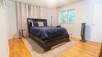 3 bedrooms, desk, iron/ironing board, WiFi