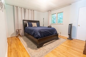 3 bedrooms, desk, iron/ironing board, WiFi - Stunning Ranch in the woods! (Berrien Springs)