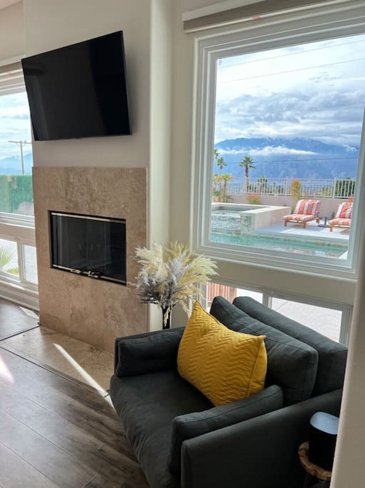 Tv, eldstad och en stereo