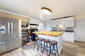 Fridge, microwave, oven, stovetop - Dog-friendly home with washer/dryer, outdoor dining & grill - walk to town (Penn Yan)