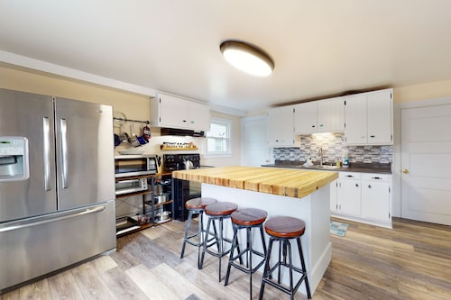 Dog-friendly home with washer/dryer, outdoor dining & grill - walk to town