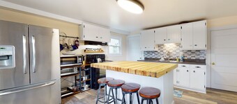 Dog-friendly home with washer/dryer, outdoor dining & grill - walk to town