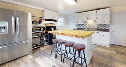 Dog-friendly home with washer/dryer, outdoor dining & grill - walk to town