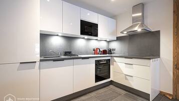 Kühlschrank, Mikrowelle, Ofen, Geschirrspüler