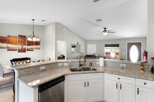 Cheerful 3 bedroom home with free parking.