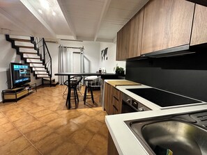 Kühlschrank, Ofen, Herdplatte, Wasserkocher mit Kaffee-/Teezubehör