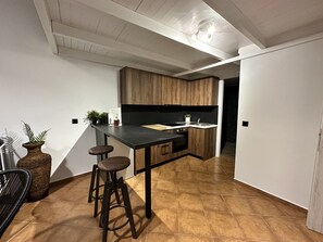 Fridge, oven, stovetop, coffee/tea maker
