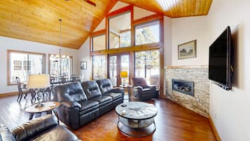 Televisión, chimenea y libros