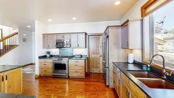 Een koelkast, een microgolfoven, een oven, een kookplaat