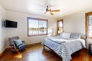 3 bedrooms, desk, iron/ironing board, Internet