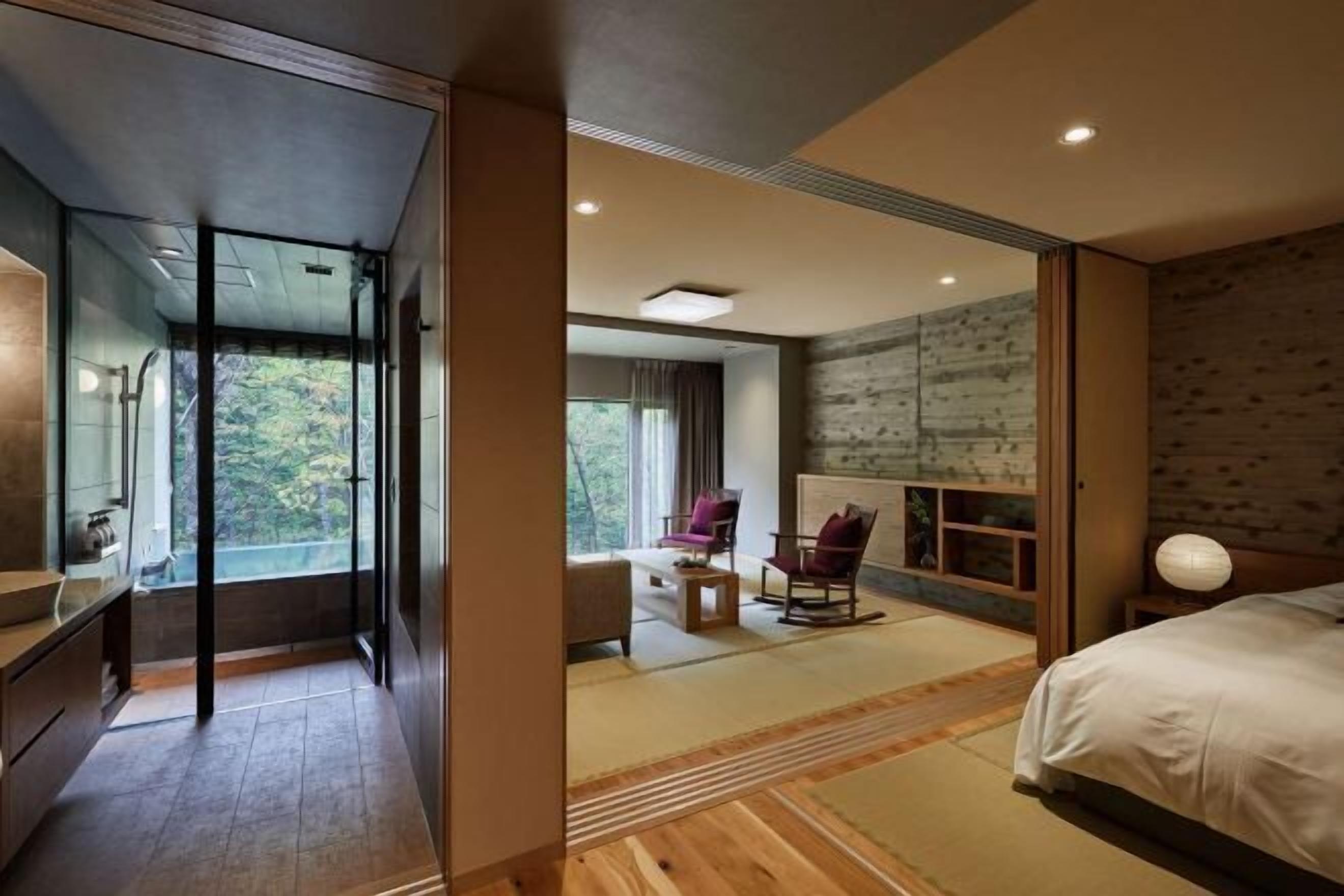 Cubrecamas y caja de seguridad en la habitación 