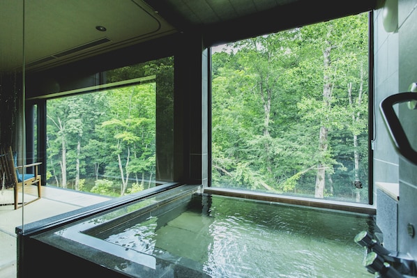 Chambre Tradition, non-fumeurs, salle de bains privée (Japanese Suite, Hot spring, Ai, 53spm) | Salle de bain | Baignoire et douche séparées, baignoire d'eau douce