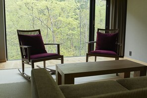 Down comforters, in-room safe, individually decorated, desk - Okujozankeionsen Kashogyoen (Sapporo)