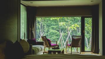 Traditionelt værelse - handicapvenligt - privat badeværelse (Japanese Suite,Hotspring, Kurenai) | Dundyner, pengeskab på værelset, individuelt design, skrivebord