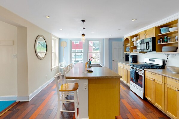 Refrigerador, microondas, horno y parrilla de estufa